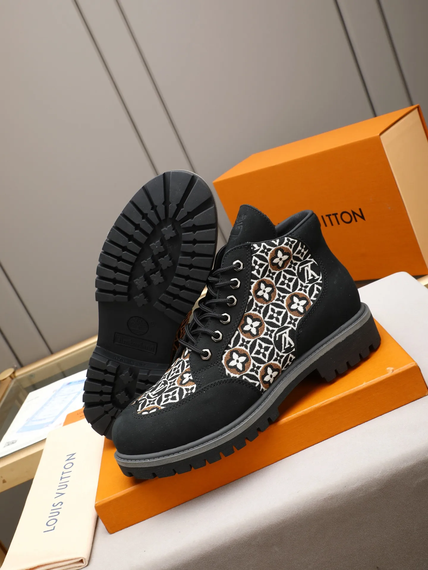 PP460 LOUIS VUITTON ss25 LV donkey brand new thick-soled lace-up big-toe shoes men's casual shoes high-top short boots. These boots are crafted from top-grain calf leather for a lightweight and comfortable fit. The thick EVA outsole is embellished with eye-catching ridges, and the trendy attitude of being both strong and soft makes it an everyday choice. ✔Upper: imported first-layer cowhide ✔Inner lining: sheep lining ✔Outsole: original molded outsole Size: 38-44 (45 customized)